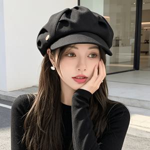 여성용 영국 스타일 루즈 뉴스보이 베레모 1개, 검정색 단색으로 심플하고 세련되었으며, 옆면에 금속 버클 장식이 있습니다. 부드러운 상단이 모든 머리 크기에 맞으며, 통근, 외출, 사진 촬영 시 얼굴 형태를 돋보이게 하는 다용도 빈티지 화가 모자입니다