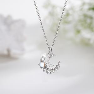 달나비 디자인의 세련되고 우아한 목걸이입니다. 합성 지르코니아로 장식되어 있으며, 친구를 위한 완벽한 선물이 될 것입니다. 데일리 출퇴근, 파티, 뮤직 페스티벌, 휴가, 공식 행사에 적합합니다.