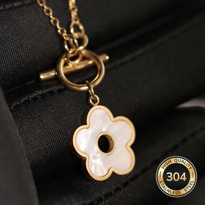 5엽 꽃 모양의 인조 장식이 특징인 스테인리스 스틸 18K 금도금 유럽 및 미국 스타일 OT 버클 목걸이입니다. 조절이 가능하며 여성의 일상복에 적합하며 캐주얼한 모임 및 파티에 완벽합니다.