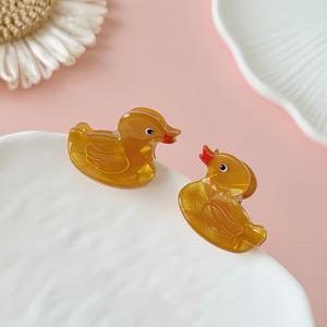 바다와 동물 요소가 있는 달콤하고 귀여운 여성용 미니 헤어 집게핀 2개 세트: 사실적인 수탉, , 노란 오리, 새끼 사슴, 펭귄. 공주님 번, 앞머리, 이마, 옆머리 스타일링을 위한 스타일 헤어 클립. 해변 휴가 및 일상 외출용 하프 포니테일 헤어 액세서리로도 적합. 헤어 집게핀