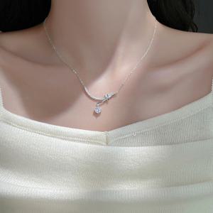 실버 1캐럿 모이사나이트 매듭 펜던트 목걸이, 매우 반짝이는, 남성이 여성에게 주거나 커플 목걸이로 줄 수 있는 가을/겨울 휴일 선물. 연회, 파티, 결혼식, 프로포즈, 크리스마스, 추수감사절, 할로윈, 밸런타인데이, 신학기 시즌, 웨딩 시즌, 생일, 기념일, 휴일에 착용하기에 적합. 선물 상자 포함