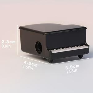 맞춤 텍스트 피아노 요소 연필깎이, 미니 피아노 모양, 스타일리시하고 실용적이며, 바디에 맞춤 텍스트로 새길 수 있습니다. 컴팩트하고 정교하며 휴대하기 쉽습니다. 창의적인 문구류, 선물, 음악 문구류, 음악 선물, 콘서트 선물입니다.