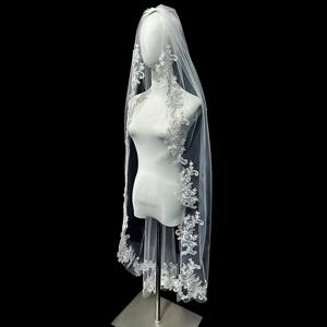 세련되고 미니멀한 신상 신부 웨딩 베일. 결혼날에 있는 신부에게 완벽합니다. 이 단층 미드 레인지 레이스 장식 베일은 신부 신부 사진 촬영 및 귀여운 사진 세션에 이상적입니다.