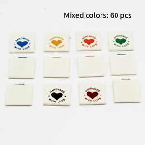 60개 랜덤 색상 손뜨개 하트 모양 재봉 라벨 - 6가지 색상 수제, 2X4Cm 직조 행 태그, 세탁기 사용 가능 및 내구성, 가방, 스카프, 모자, 공예, 집에서 만든 선물, 지갑 제작 재료, 지갑 제작에 적합