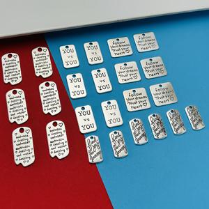 24개 모티베이션 영어 태그 세트, 주얼리 추가, 4가지 다양한 영어 슬로건 포함, 섬세한 질감, 목걸이, 팔찌 및 기타 수제 주얼리 제작에 적합, 개인화 및 다용도