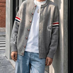 1pc 가을 겨울 라운드넥 버튼 스웨터, 캐주얼 출퇴근 및 야외복, 부드럽고 따뜻한 버튼업 코트, 남녀공용 라운드넥 강아지 패턴 긴소매 니트, 스트리트 프레피 스타일, 가을 겨울 커플 패셔너블 루즈 아우터. MDKL5018