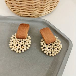1쌍, 여성용 패션 드롭 귀걸이, 스타일 나무 라탄 직조 귀걸이, 기하학적 라운드 핸드메이드 비즈 나무 다용도 스터드 귀걸이, 나무와 비즈로 제작, 여행이나 결혼 선물로 완벽, 여자친구를 위한 가을과 겨울에 적합