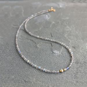 천연 라브라도라이트 목걸이 - 3mm 커팅 비즈로 만든 섬세한 주얼리, 일상 & 특별한 날 레이어링 체인, 여성용 11월 탄생석 선물, 연중 우아한 천연 스톤 목걸이, 비즈 목걸이, 휴일 액세서리, 디자인, 정교한 공예, 고급스러운 비즈, 여성을 위한 패션 액세서리