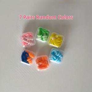 7쌍 재사용 가능한 실리콘 귀마개 (끈 및 보관 케이스 포함), 색상 랜덤. 여행, 비행기, 수영, 직장, 공부 및 낮잠에 적합. 수면 품질 및 집중력 향상에 편안함, 필수 여행 장비 및 직장용품