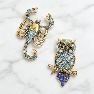 2개 다용도 빈티지 골든 및 블루 라인스톤 동물 핀: 전갈과 앉아있는 부엉이. 긴 코트, 작업복, 패브릭 가방, 거리 외출, 친구 모임 기념 액세서리 및 크리스마스 선물에 적합합니다