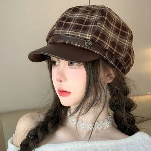 2027년 신상 여성 겨울 패션 클래식 체크 패치워크 버킷햇, 딥 브라운 빈티지 체크무늬 원단, 두꺼운 소재, 8개 패치워크 공예, 전체 및 입체적인 모양, 논-소프트. 빈티지 디스트레스드 레터 라운드 패치 장식