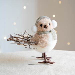 1개 크리스마스 장식 - 귀여운 인조 폼 새 조각상, 샴페인 실버 크리스마스 모자 및 스카프 장착, 발에 고정된 철사. 장면 테이블 장식용 소품. 정원/마당 - 크리스마스 트리 장식