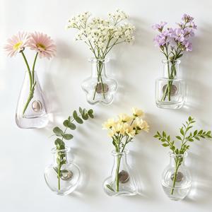 벽걸이 미니 유리 꽃병 6개 세트, 가정용 냉장고 장식용 작은 꽃병, 물 재배 및 건조 꽃에 적합, 다양한 모양의 투명 유리 꽃병, 강력한 자석 및 안정성