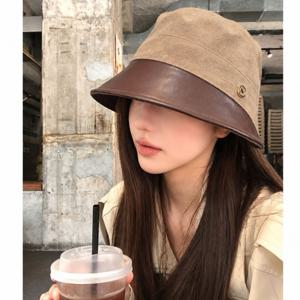 2026 신상 여성용 가을/겨울 유럽 스타일 고급 패션 컬러 블록 버킷햇, 우아한 레터링 메탈 로고 장식, 가볍고 편안함, 머리에 잘 맞음, 휴일 요소, 야외 스포츠에 적합, 캐주얼 스트리트웨어, 크리스마스 파티, 축제 의상, 새해 기념, 겨울 선물용으로 적합