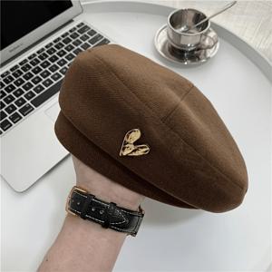크리스마스 여성용 한국 스타일 베레모 모자 - 하트 패턴이 있는 레트로 화가, 신축성 없음, 출퇴근 및 파티에 적합, 따뜻하고 휴대 가능한 겨울 액세서리, 캐주얼 복장을 위한 블랙 베레모, 손세탁 가능, 사이즈 조절 가능