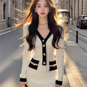 고급스러운 니트 원피스 여성 가을겨울 신상 컬러조합 브이넥 허리조임 슬림 바디콘 이너 원피스