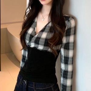 여성 체크 배색 블라우스 브이넥 셔츠 슬림핏 허리라인 강조 몸매보정 날씬해보이는 랩스타일 페미닌 시크 오피스룩 데이트룩 하객룩 유니크 가을