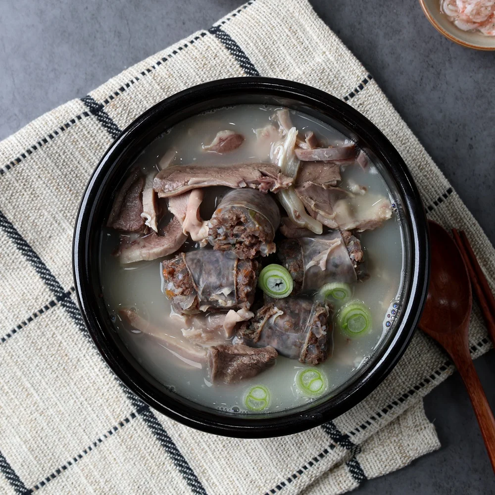 먹판사 프리미엄 순대국700g 4봉 직접 끓인 사골 국물과 토종야채순대와 돼지 부속 가득한 푸짐한 양