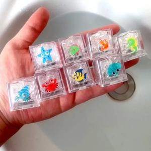 8PCS 만화 해양 동물 빛나는 아이스 큐브 목욕 장난감 LED 다채로운 빛나는 장난감 터치 민감한 빛나는 장난감