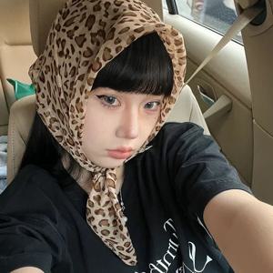 여성을위한 레트로 레오파드 인쇄 스퀘어 스카프 새틴 얇은 가장자리 스카프 머리 밴드 패션 Y2K 레이디 헤어 목도리 랩 여성 Neckerchief
