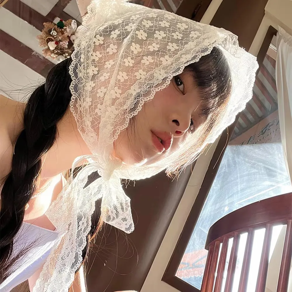우아한 기질 레이스 여성 꽃, 흰색 달콤한 삼각형 스카프, 얇은 통기성 리본, 예술적 스타일, 여행 사진