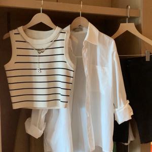 새로운 양복 조끼 여성은 줄무늬 넓은 가장자리 기질 여름 탑 짧은 니트 민소매 바닥 셔츠를 입습니다.