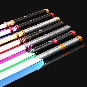 금속 손잡이 RGB 코스프레 양날 광선 검 레이저 칼 16 색 변경 LED 전환 가능한 소리와 빛 소년 소녀 선물