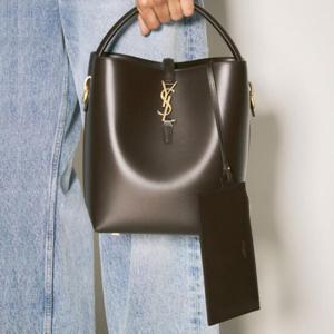 25 SS 생로랑 Le 37 르 37 모노그램 로고 탑핸들 레더 버킷백 브라운 742828 2R20W 287