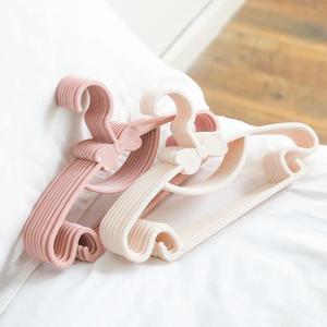 10pcs 아기 옷 랙 휴대용 플라스틱 수건 디스플레이 스카프 옷걸이 어린이 의류 주최자 Windproof 어린이 코트 옷걸이