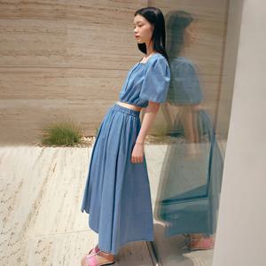 [정가 89,900원]밴딩 플레어 데님 롱스커트_AR2DS570