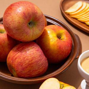 (신선집중) 경북직송 껍찔째먹는 알뜰 미색 부사 사과 2kg 증정이벤트 / 2세트 구매 시 1kg 덤