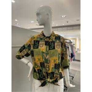 르니앤맥코이 알파벳 패턴 리본 블라우스 (MM09BL700HJY)