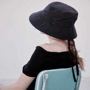 갤러리아_헤지스핸드백 HILG4F007BK 블랙 H자수 리본스트랩 버킷햇