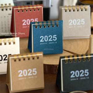 미니 책상 달력 2025 작은 데스크탑 달력 홈 오피스 학교 용품에 대한 스티커와 두꺼운 종이 트윈 와이어 바인딩