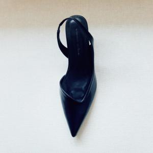 [정상가 118,000원] 4Colors 핸드메이드 v컷 레더 슬링백 5cm I KM399