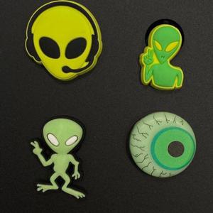 크록스 HC02 브이하는 외계인 JIBBITZ 매장발송 CROCS 신발 꾸미기 악세사