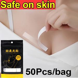 50pcs Anti-slip 보이지 않는 안전 바디 테이프 접착 드레스 천 양면 테이프 스킨 스티커 브래지어 안전 스트립 투명 란제리 테이프