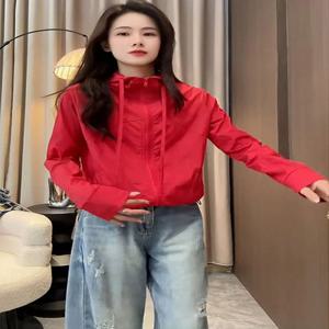 2025 신상 레드 스포츠 재킷 캐주얼 스타일 통기성 좋은 루즈핏 자외선 차단 후드 통근 바람막이 여성 숏 아우터