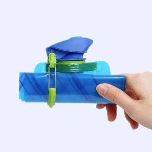 700ml 접이식 물병 유연한 재사용 가능한 여행 및 캠핑 물병 물 주머니 카라비너 ​​클립이있는 부드러운 플라스크 물 가방