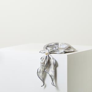 [선물포장] Toile de Jouy 블루 삼각링 러플 실크 스카프 [링포함] HISC5F332B1