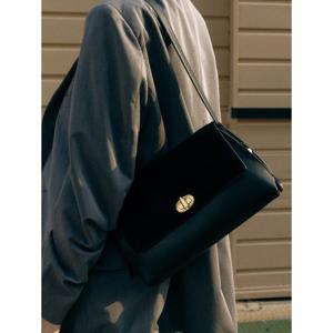 [질스튜어트] 블랙 가죽 스웨이드콤비 오브 장식 숄더백 M JABA5F901