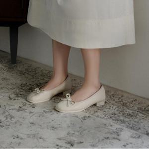 스퀘어 리본 레터링 펌프스 IVORY 2cm