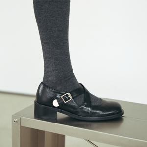 [정상가 117,000원] 크랙 레더 크로스 스트랩 메리제인 I KM422