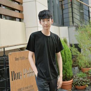 [옷자락] 남자 라인이 잡혀있는 검정티 반팔티
