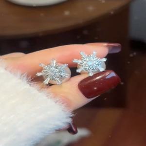 빅토리아 베어 디자인 더블웨어 지르콘 눈송이 진주 귀걸이 2025 여름 컬렉션 Faionable Jewelry Accories