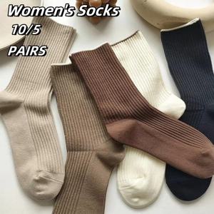새로운 일본 양말 5켤레 세트 단색 여성 캐주얼 양말 가을 심플 여성 중간 길이 양말