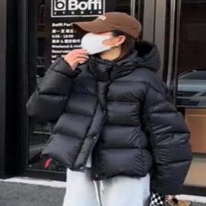 두꺼운 다운 재킷 ITbuy+ 브랜드 캐주얼 스타일 2024년 가을 단색 두꺼운 짧은 오리털 후드 빵 스타일 패딩 재킷 다운 재킷