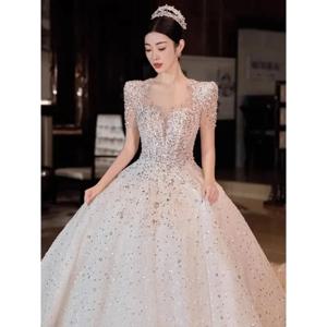 신부를 위한 고급스러운 꼬리가 달린 가운, 화려한 자수 스윕 트레인, 뷔스티에 디자인, 크리스탈 원단