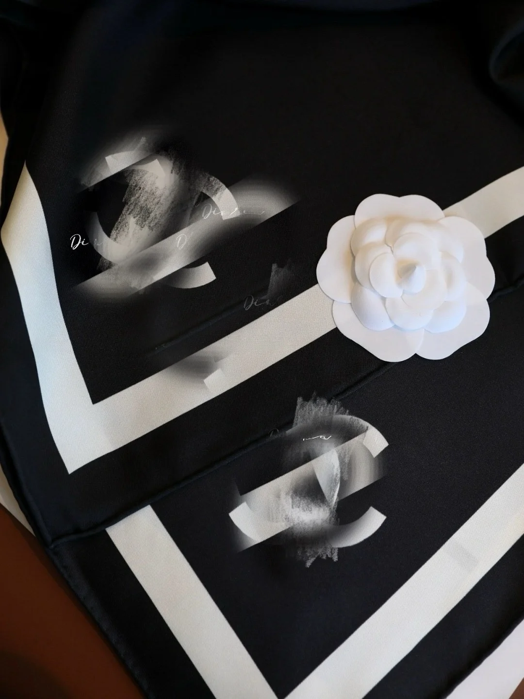 딤섬 '파리 좋은 날씨' 제니 24K 실크 스카프 클래식 블랙 화이트 시리즈 우아하고 다재다능한 봄 패션 여성 액세서리