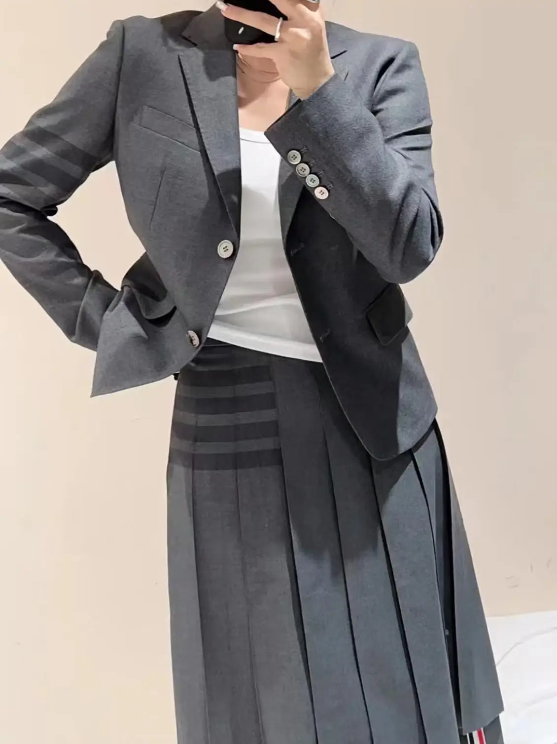 회색 네 줄무늬 컬러 우븐 플리츠 하이웨이스트 미디 스커트 여성 패션 캐주얼 시티 출퇴근 사이드 슬릿 지퍼 클로저 스커트